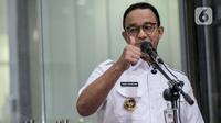 Gubernur DKI Jakarta Anies Baswedan memberikan keterangan seusai menjalani pemeriksaan di Gedung KPK, Jakarta, Rabu (7/9/2022). Pemeriksaan terhadap Anies terkait dugaan korupsi di penyelenggaraan Formula E Jakarta diketahui berjalan  sekitar 11 jam. (Liputan6.com/Faizal Fanani)