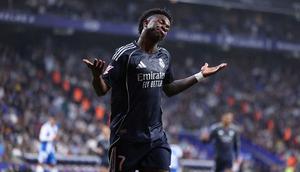 Gelar juara Liga Spanyol musim 2025/2026 milik Barcelona harus ditangguhkan setelah Vinicius Jr berhasil membawa Real Madrid meraih kemenangan atas Espanyol. (AFP/Josep Lago)