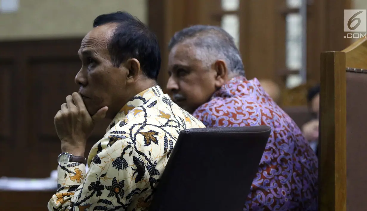 Dirut PT PLN Persero, Sofyan Basir (kanan) bersama Direktur Pengadaan Strategis 2 PT PLN Supangkat Iwan Santoso saat menjadi saksi sidang dugaan suap pembangunan PLTU Riau-1 di Pengadilan Tipikor, Jakarta, Selasa (12/2). (Liputan6.com/Helmi Fithriansyah)