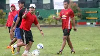 Jaya Hartono fokus melengkapi skuat Sragen United. (Bola.com/Romi Syahputra)