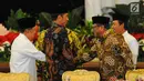 Presiden Joko Widodo atau Jokowi (tengah) didampingi Wapres Jusuf Kalla (kiri) menyambut kedatangan para pimpinan lembaga negara untuk buka puasa bersama di Istana Negara, Jakarta, Senin (6/5). (Liputan6.com/Angga Yuniar)