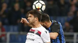 Duel pemain Inter Milan, Danilo D'Ambrosio (kanan) dan pemain Cagliari, Paolo Farago pada lanjutan Serie A di San Siro stadium, Milan, (17/4/2018). Inter menang 4-0. (AP/Antonio Calanni)