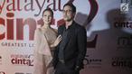 Penyanyi Raisa dan suaminya, Hamish Daud berpose saat menghadiri gala premiere film Ayat Ayat Cinta 2 di Jakarta, Kamis (07/12). (Liputan6.com/Herman Zakharia)
