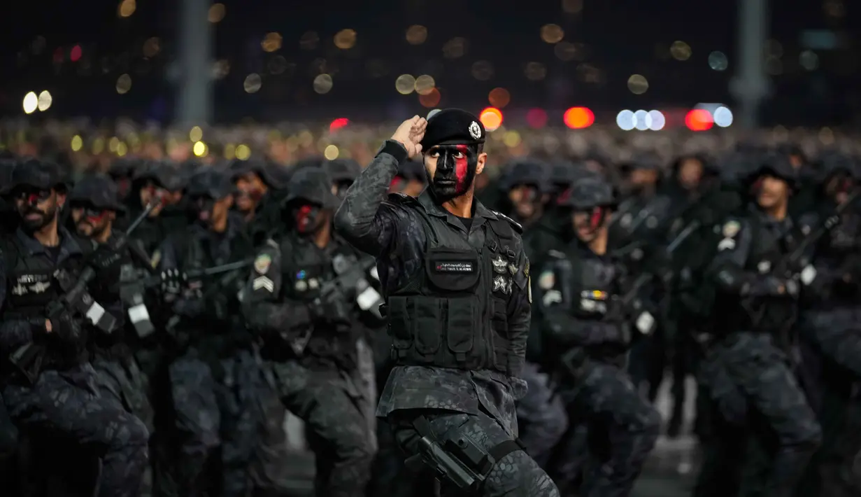 Para anggota pasukan khusus Saudi melakukan defile saat parade militer dalam persiapan pengamanan ibadah haji, di Mekah, Arab Saudi, Kamis 21 Mei 2026. (AP Photo/Altaf Qadri)