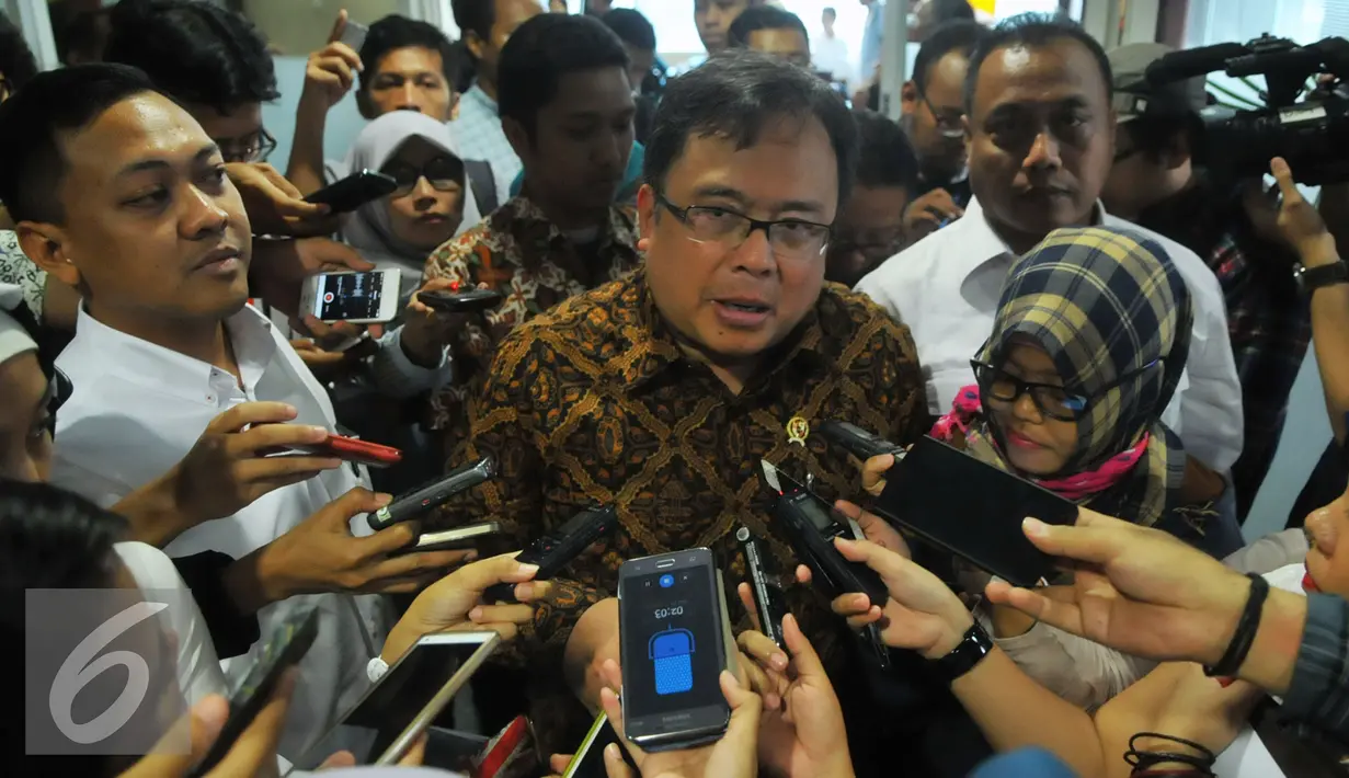 Menkeu, Bambang Brodjonegoro memberikan keterangan kepada awak media usai memberikan keterangan resmi terkait penerimaan pajak tahun 2015 di Direktorat Pajak, Jakarta Senin, (11/1). (Liputan6.com/Faisal R Syam)