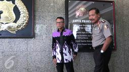 Dirjen Pajak Kemenkeu Ken Dwijugeasteadi dan Kapolri Jenderal Badrodin Haiti saat di lobi Mabes Polri, Jakarta, Rabu (13/4). Kedatangan Dirjen Pajak guna meminta bantuan terkait pembunuhan dua petugas pajak saat sedang bertugas (Liputan6.com/Angga Yuniar)