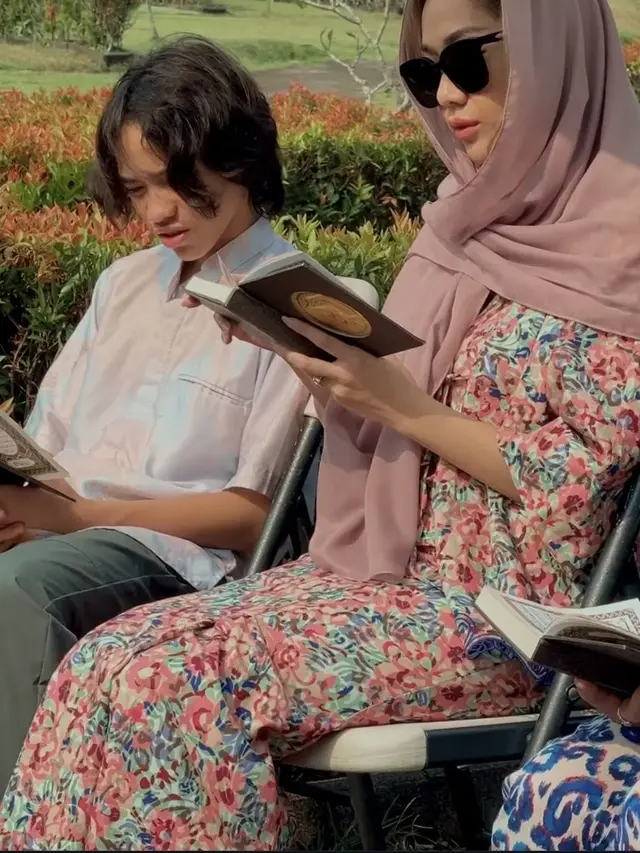 Bunga Citra Lestari saat Ziarah Peringatan Ulang Tahun Ashraf Sinclair Bersama Tiko. [@itsmebcl]