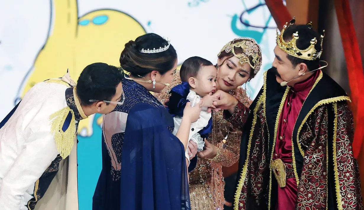 Adam Suseno yang berperan sebagai raja langsung tersenyum dengan tingkah Cipung di atas panggung. Adik Rafathar itu tampil menjadi salah satu pengisi acara pada Jumat (10/3/2023) malam dalam gelaran malam puncak HUT ke-30 ANTV. [Foto: Bambang E. Ros/Fimela.com]