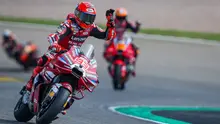 Marc Marquez dari tim Ducati Lenovo melambaikan tangan setelah menempati posisi pertama dalam sesi latihan di sirkuit Sachsenring di Hohenstein-Ernstthal, Jerman, pada 10 Juli 2026, menjelang Grand Prix MotoGP Jerman. (Ronny HARTMANN/AFP)