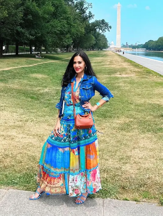 Body goals seorang model Diah Permatasari memang tak dapat disembunyikan. Dalam foto ini, ia mengenakan summer dress bermotif berwarna biru, dipadunya dengan denim jacket, dan sling bag cokelat. Foto: Instagram.