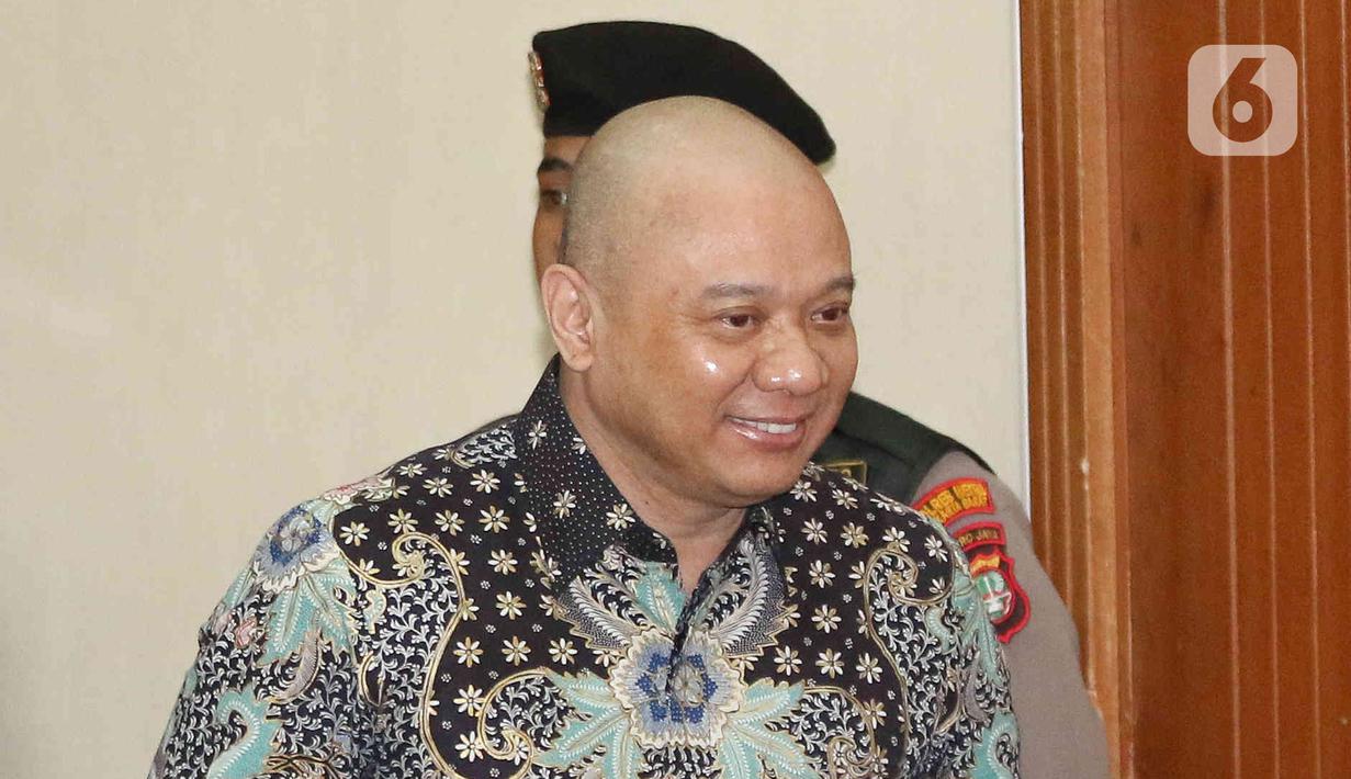 Teddy masuk ke ruang sidang dengan mengenakan baju batik biru hitam. (Liputan6.com/Herman Zakharia)