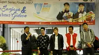 Ketua PBSI, Wiranto, memberi ucapan selamat saat menyambut kedatangan pasangan ganda putra Kevin Sanjaya dan Marcus Gideon di Bandara Soekarno Hatta, Senin (18/12/17). Kevin-Marcus berhasil menjuarai Dubai Super Series 2017. (Bola.com/M Iqbal Ichsan)