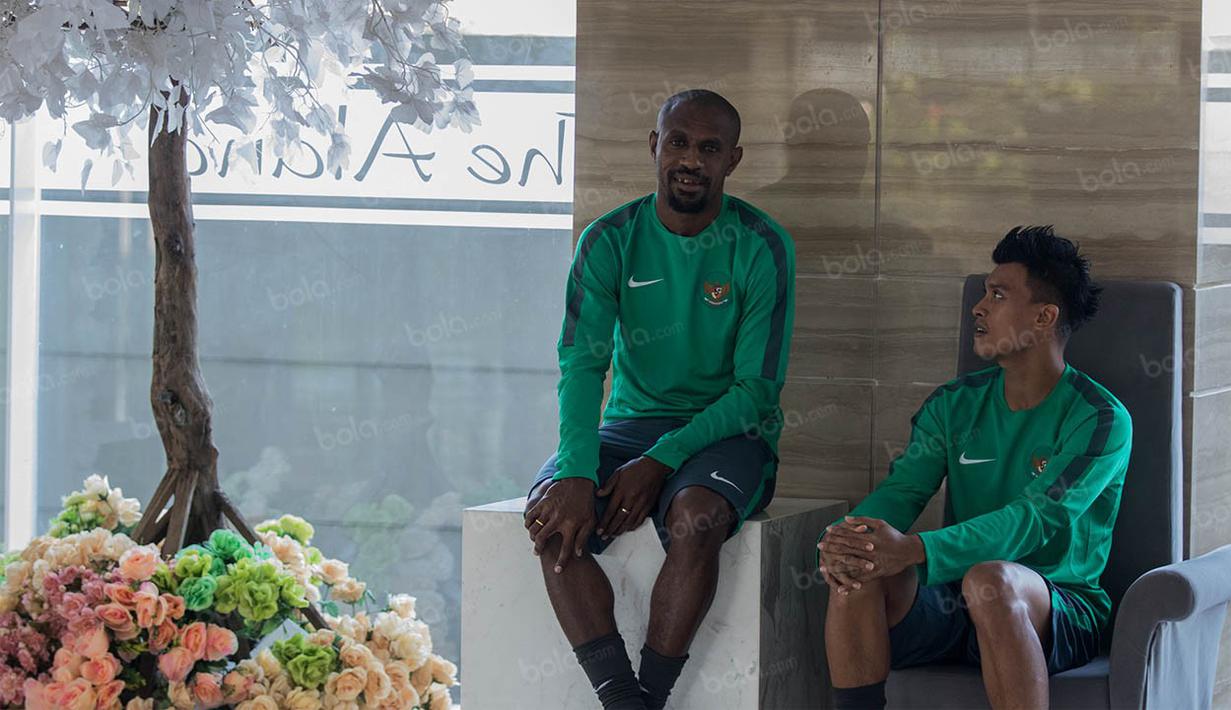 Lerby Eliandry bersama seniornya Boaz Solossa tampak serius berbincang-bincang menghabiskan waktu di hotel menunggu laga melawan Malaysia. (Bola.com/Vitalis Yogi Trisna)