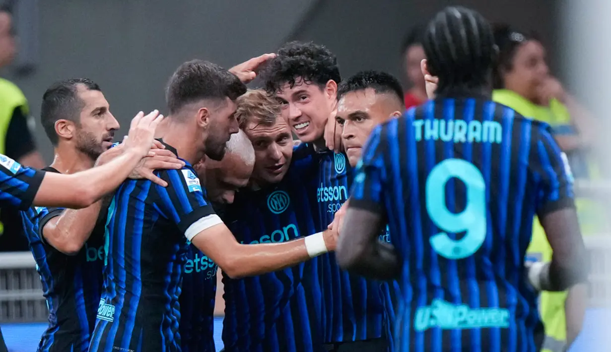 Pemain Inter Milan merayakan gol yang dicetak oleh Alessandro Bastoni ke gawang Torino pada laga pekan perdana liga Italia di Stadion Giuseppe Meazza, Selasa (26/8/2025) dini hari WIB. (AP Photo/Luca Bruno)