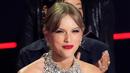 <p>Taylor Swift menerima penghargaan pada ajang MTV Video Music Awards di Prudential Center, Newark, New Jersey, Amerika Serikat, 28 Agustus 2022. Taylor Swift memenangi penghargaan bergengsi 'Video of the Year' untuk All Too Well (10 Minute Version) (Taylor's Version). (Photo by Charles Sykes/Invision/AP)</p>