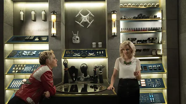 Kristen Steward sebagai Sabina dan Elizabeth Banks yang memerankan Bosley. (Foto: Dok. IMDb/ Columbia Pictures)
