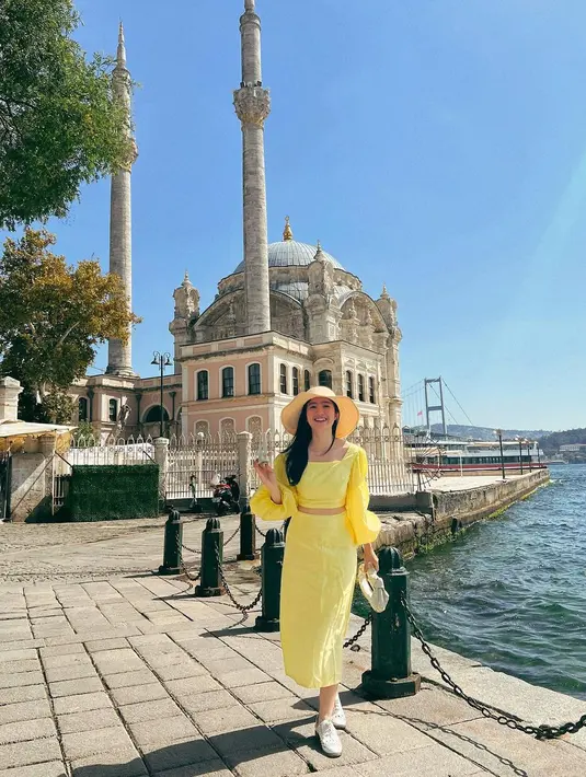 Febby Rastanty masuk dalam deretan artis perempuan yang fashionable. (FOTO: instagram.com/febbyrastanty/)