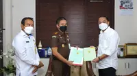 Wali Kota Surabaya Eri Cahyadi menerima aset Pemkot Surabaya dari Kejari. (Dian Kurniawan/Liputan6.com)