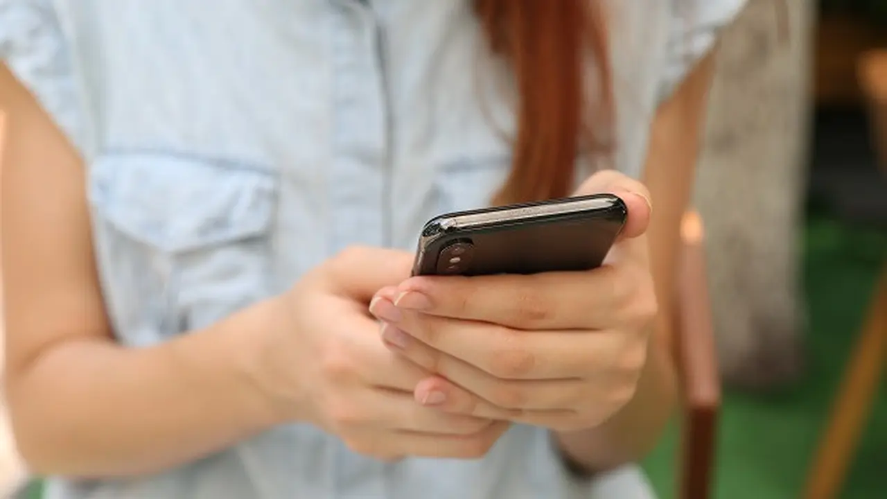 Cara memegang smarphone/Unsplash Yura