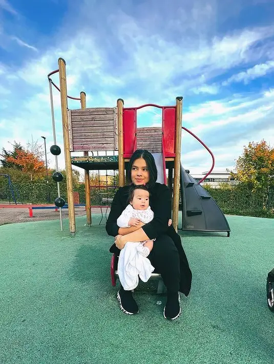 Raiane Lima saat berpose dengan buah hatinya Helena di sebuah taman. Diketahui Raiane belum lama ini melahirkan putri cantiknya itu. Raiane juga kerap membagikan fotonya bersama anaknya ke Instagram.