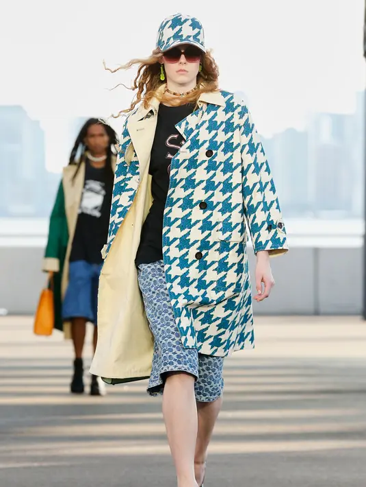 Lewat koleksi ini, kamu bisa melihat Coach mengembangkan pendekatan inovatif dalam konsep runway yang menggabungkan pertunjukan langsung dengan format digital, dalam gaya, semangat, dan energi New York yang baru dan berani. Foto: Document/Coach.