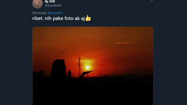 Hasil Edit Foto Pegang Matahari oleh Warganet