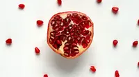 How to Open a Pomegranate Without Making a Mess