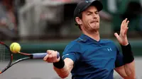 Andy Murray mengukir kemenangan ke-650 di level Tour saat mengalahkan Karen Khachanov 6-3, 6-4, 6-4 di babak keempat Prancis Terbuka 2017, Senin (5/6/2017). (AP Photo/Petr David Josek)