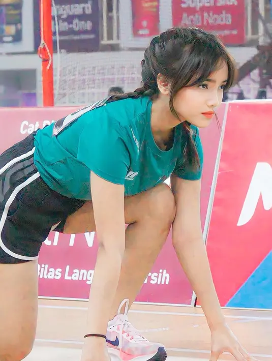 Terakhir ada Fuji. Ia turut membagi rambutnya menjadi dua bagian, lalu mengepangnya dari bagian atas, namun menyisakan beberapa helai sebagai poni, tampilan yang manis, bukan? [Foto: Instagram/fuji_an]