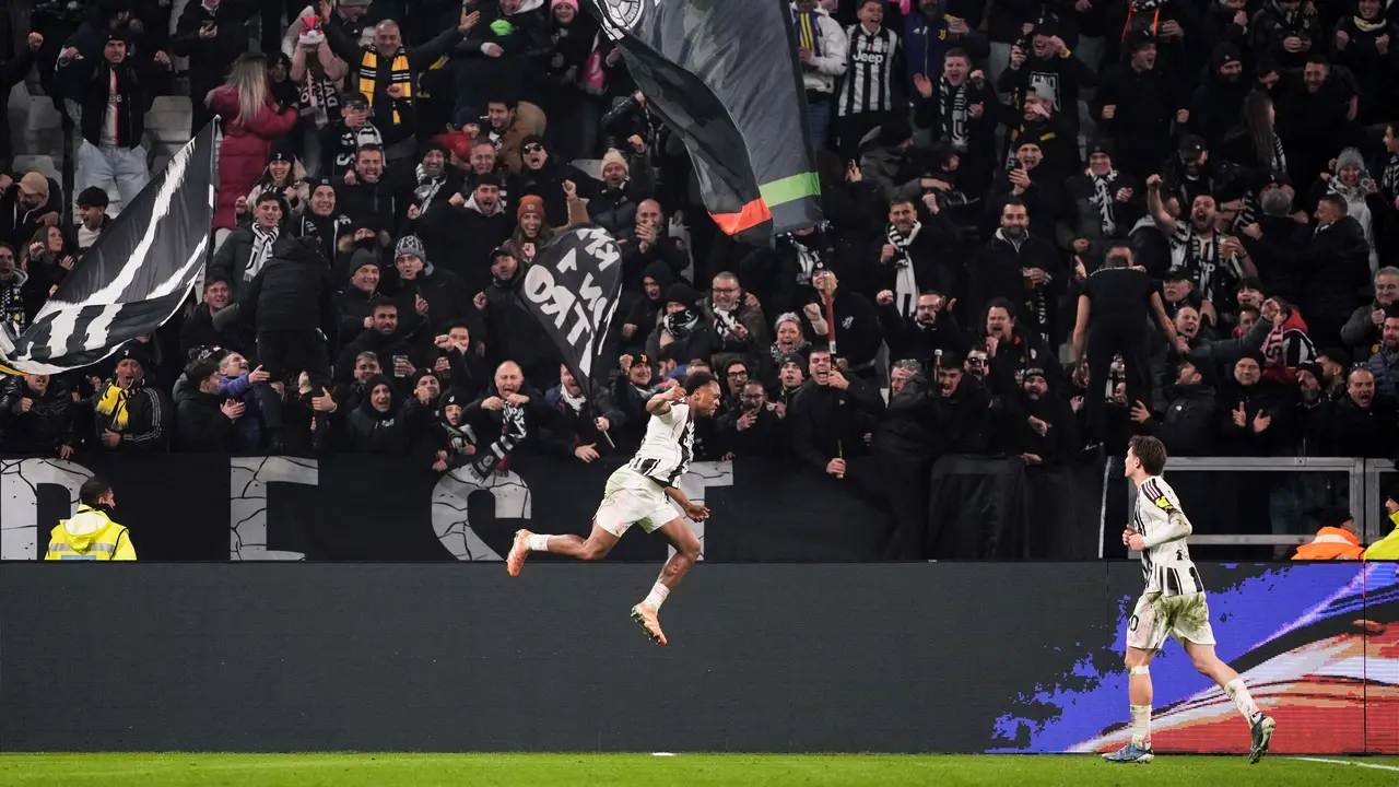 Selebrasi Lois Openda usai mencetak gol di laga Juventus vs AS Roma di pekan ke-16 Liga Italia 2025/2026 di Allianz Stadium, Minggu (21/12/2025). (Fabio Ferrari/LaPresse via AP)