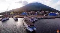 Selat Larantuka merupakan selat yang menghubungkan Pulau Flores dan Pulau Adonara di Nusa Tenggara Timur. 