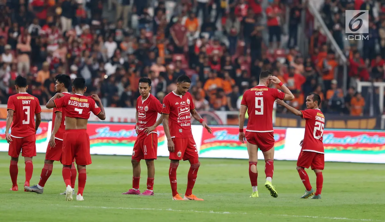 Pemain Persija tertunduk usai melakoni laga lanjutan Shopee Liga 1 Indonesia 2019 melawan Arema FC di Stadion Gelora Bung Karno, Jakarta, Sabtu (3/8/2019). Laga berakhir imbang 2-2. (Liputan6.com/Helmi Fithriansyah)