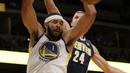 Pebasket Golden State Warriors, JaVale McGee, memasukan bola saat melawan Denver Nuggets pada laga NBA di Pepsi Center, Denver, Sabtu (4/11/2017). Warriors menang 127-108 atas Nuggets. (AP/Jack Dempsey)
