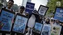 Sejumlah mahasiswa memampang poster yang berisi informasi data saat menggelar aksi kampanye tentang kehidupan biota laut saat Car Free Day di Kawasan Bunderan HI, Jakarta, Minggu (4/3). (Liputan6.com/Faizal Fanani)