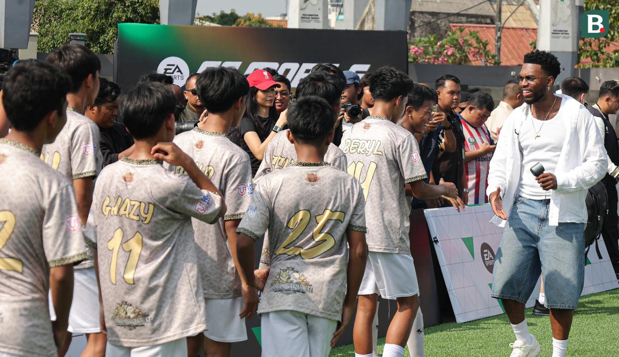 Daniel Sturridge, menyapa para talenta muda Bekasi pada acara Second Chance yang berkolabolasi dengan EA FC Mobile di Plaza dan Stadion Patriot Candrabhaga, Kota Bekasi, Minggu (29/3/2026) pagi. (Bola.com/Abdul Aziz)