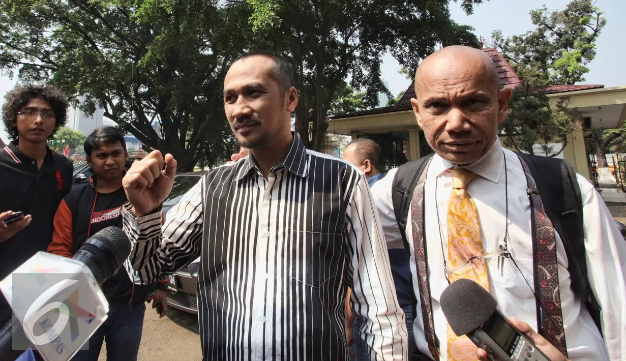 Ketua KPK nonaktif, Abraham Samad saat ditanya awak media saat tiba di Gedung Bareskrim Mabes Polri, Jakarta, Rabu (24/6/2015). Samad diperiksa penyidik bareskrim Polri sebagai tersangka dalam kasus Rumah Kaca. (Liputan6.com/Yoppy Renato)