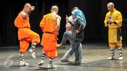 Biksu Shaolin mengajak wartawan untuk mengikuti beberapa gerakan bela diri Shaolin di Ciputra Artpreneur Theater, Jakarta, Kamis (18/2/2016).Pertunjukkan akan diadakan mulai dari tanggal 19-21 Februari 2016. (Liputan6.com/Yoppy Renato)