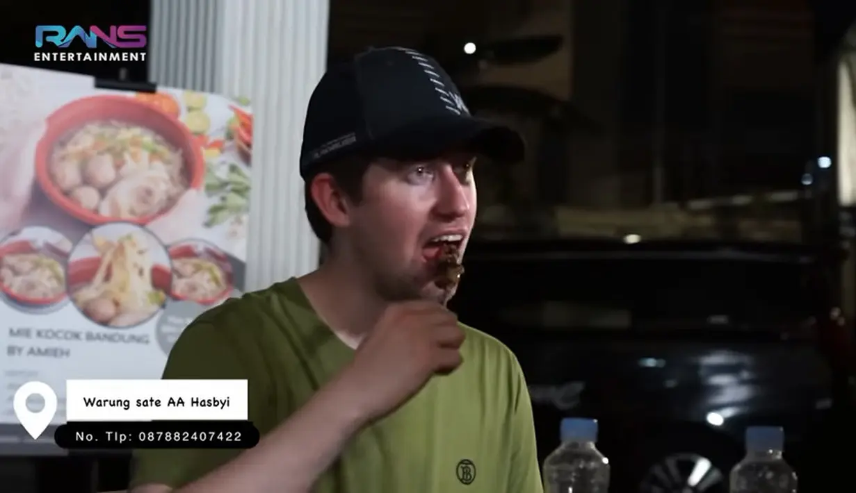 Untuk menjamu tamunya, Raffi dan Gigi juga menyiapkan aneka menu khas Indonesia. Tampak di meja tempat mereka duduk disiapkan sate, mie kocok Bandung, somay, kue cubit, air tebu dll. [Youtube/Rans Entertainment]