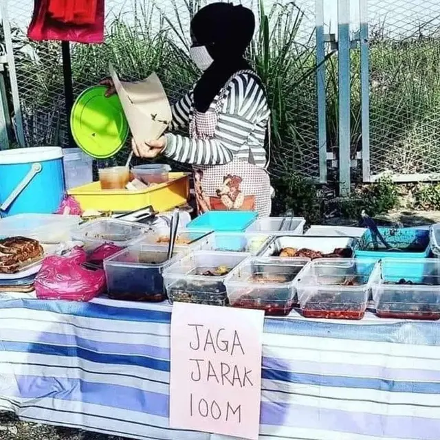 7 Potret Kocak Jaga Jarak di Tempat Makan Ini Bikin Ngakak