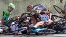 Seorang pebalap tampak tertindih sepedanya usai insiden kecelakaan yang melibatkan puluhan pebalap sepeda saat babak ketiga Tour de France dari Anvers ke Huy di Belgia, Senin (6/7/2015). (REUTERS/Eric Gaillard)