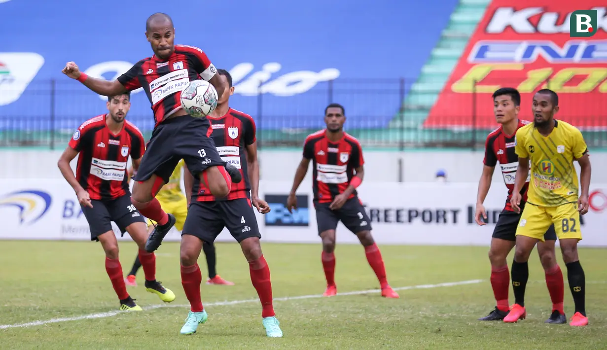 Pemain Persipura Jayapura, Ian Louis Kabes (depan) berusaha menghalau bola saat laga pekan kesembilan BRI Liga 1 2021/2022 antara Persipura Jayapura melawan PS Barito Putera di Stadion Moch Soebroto, Magelang, Senin (23/10/2021). (Bola.com/Bagaskara Lazuardi)