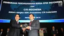 Dirut BEI Inarno Djajadi (kiri) memberikan cinderamata kepada CEO Citi Indonesia Batara Sianturi (kanan) usai membuka perdagangan saham Citi Indonesia dalam rangka perayaan 50 tahun dedikasi Citi untuk Indonesia di BEI, Senin (2/7). (Liputan6.com/HO/Budi)