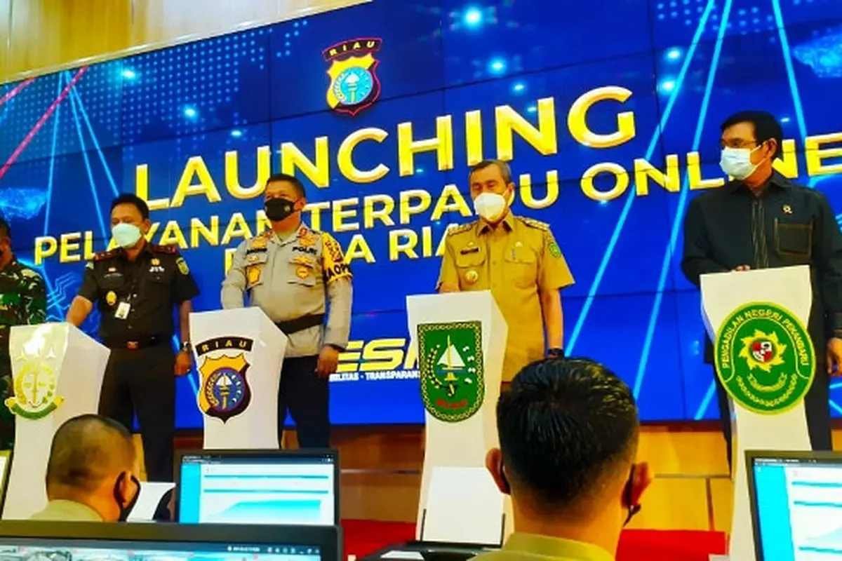 Kapolda Riau Irjen Agung Setya Imam Effendi meluncurkan layanan online Polda Riau.