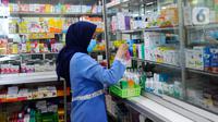 Pegawai mengumpulkan sejumlah obat sirup yang mengandung paracetamol di Apotek Prima Husada, Cinere, Depok, Jawa Barat, Kamis (20/10/2022). Kementerian Kesehatan menginstruksikan seluruh apotek untuk sementara tidak menjual obat bebas dalam bentuk sirup anak kepada masyarakat akibat adanya lebih dari  200 kasus gangguan ginjal akut misterius yang menyerang anak di Indonesia. (merdeka.com/Arie Basuki)