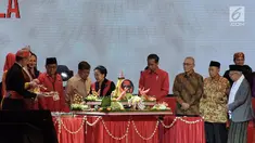 Ketua Umum PDIP Megawati Soekarnoputri bersama Presiden Joko Widodo, Wakil Presiden Jusuf Kalla dan cawapres Ma'ruf Amin potong tumpeng saat memperingati HUT ke-46 PDIP di JIExpo Kemayoran, Jakarta, Kamis (10/1). (Liputan6.com/JohanTallo)