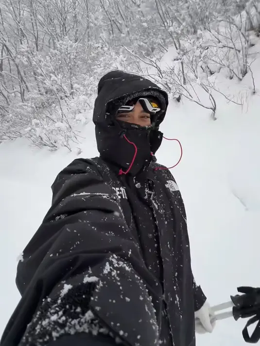 Ayudia Bing Slamet bermain ski di Jepang. Ia memilih mengenakan jaket hitam dari The North Face. [@ayudiac]