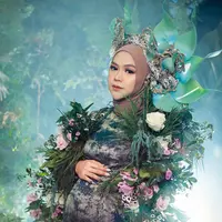 Mengusung tema floral, busana yang dipakai Ricis pun dipenuhi bunga dan daun-daun hijau yang mempercantik pakaian. Tersenyum sambil memegang perutnya, wanita 27 tahun ini pun tampak begitu memesona bak peri bunga.(Liputan6.com/IG/@fdphotography90)