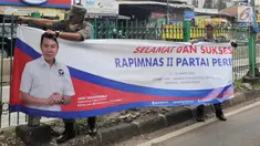 Petugas Satpol PP membongkar spanduk parpol yang dipasang di Jalan Letjen Suprapto, Cempaka Putih, Jakarta (21/3). Panwaslu Cempaka Putih menertibkan spanduk tersebut karena melanggar UU Nomor 7 Tahun 2017 tentang Pemilihan Umum. (Merdeka.com/Arie Basuki)