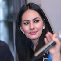 Sebagai ibu dari dua anak-anaknya, Karput sering dibilang netizen sebagai janda. Bahkan, lantaran memiliki dua anak angkat tersebut, pemeran dalam sinetron Surga Yang ke 2 Musim Kedua itu juga harus kehilangan kekasih. (Adrian Putra/Bintang.com)