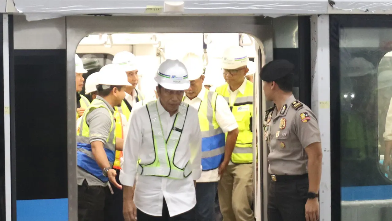 Jokowi mencoba kereta mrt menuju stasiun lebak bulus